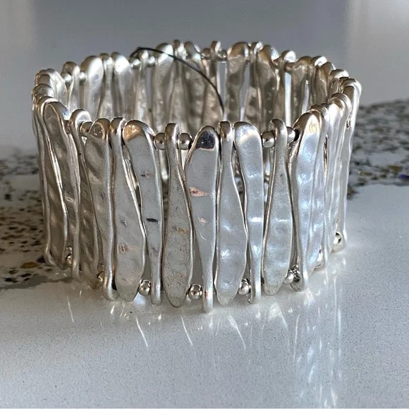 🌷HOST PICK🌷 NWT Chico’s Silvertone Stretch Cuff Bracelet - Picture 2 of 7